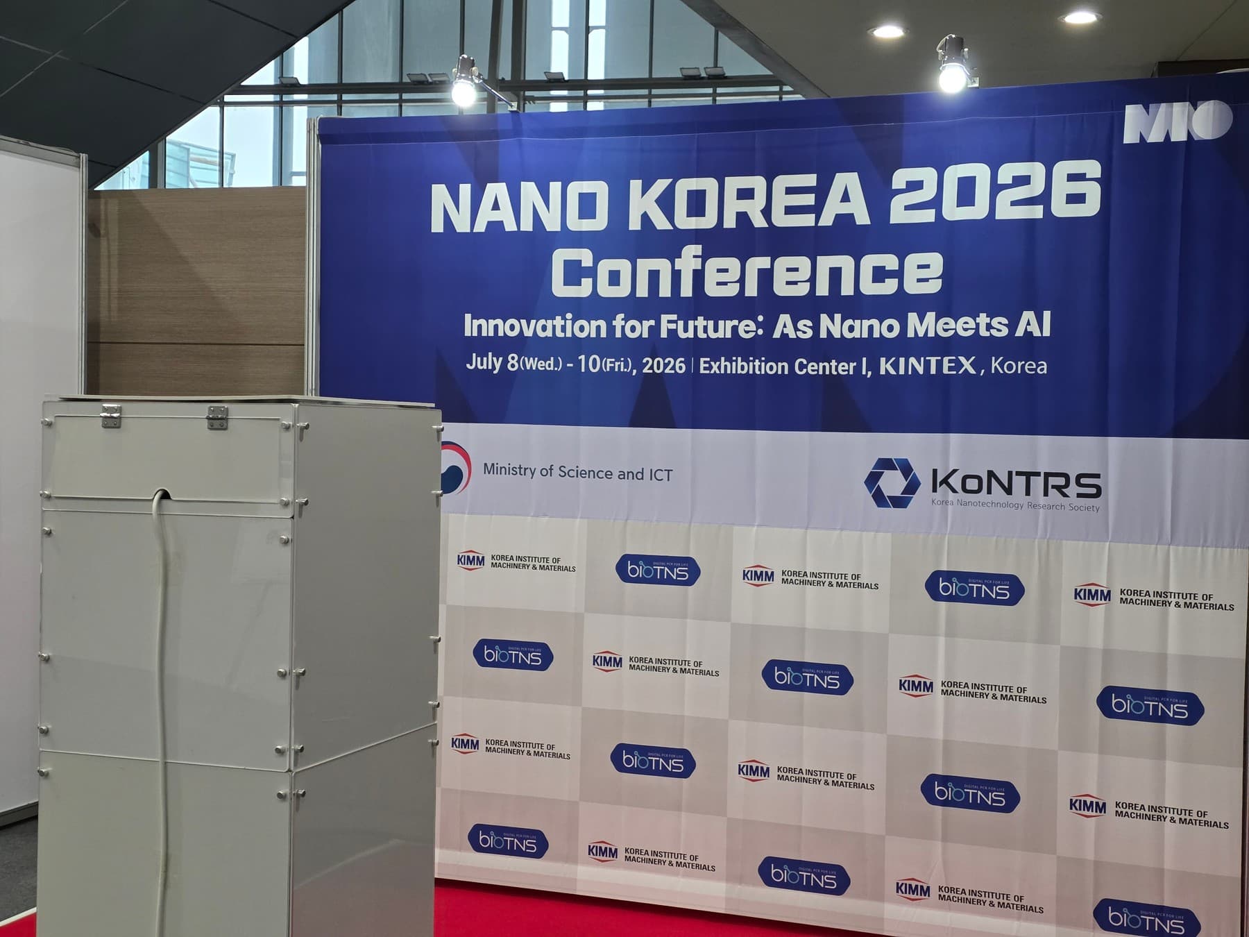 NANO KOREA 컨퍼런스 포토월 앞에 설치한 AI 포토부스