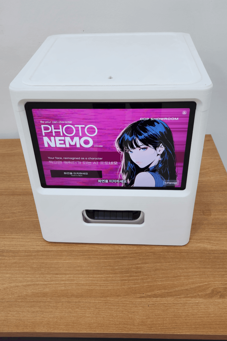 Tabletop photo booth displaying the DDP exhibition start screen
