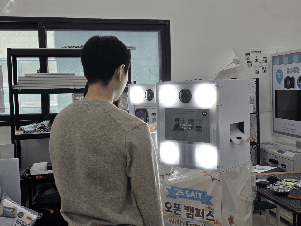 행사 디자인을 적용한 포토부스 화면을 조작하는 모습