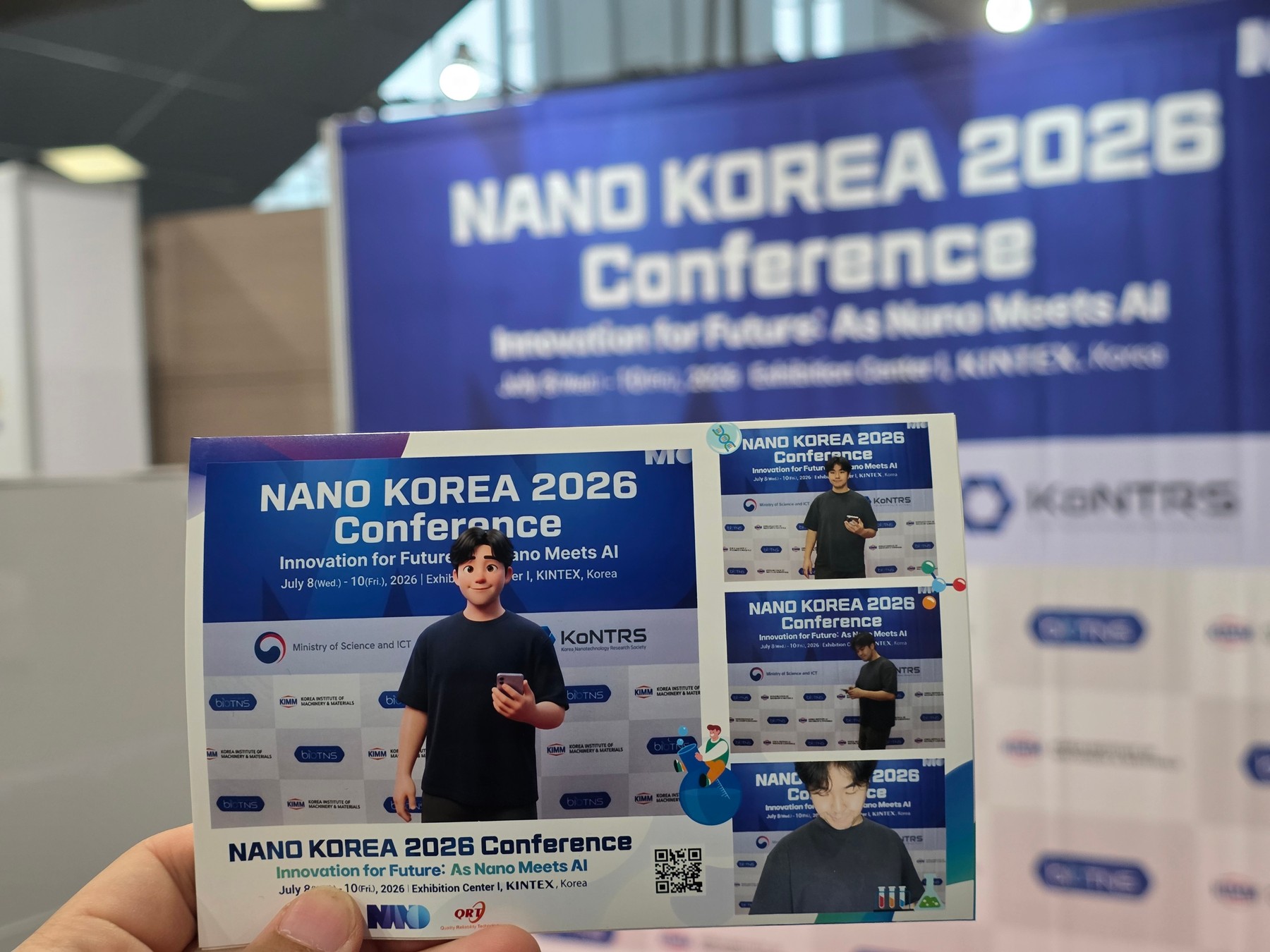 행사 포토월 앞에서 손에 든 NANO KOREA 실물 테스트 인화지