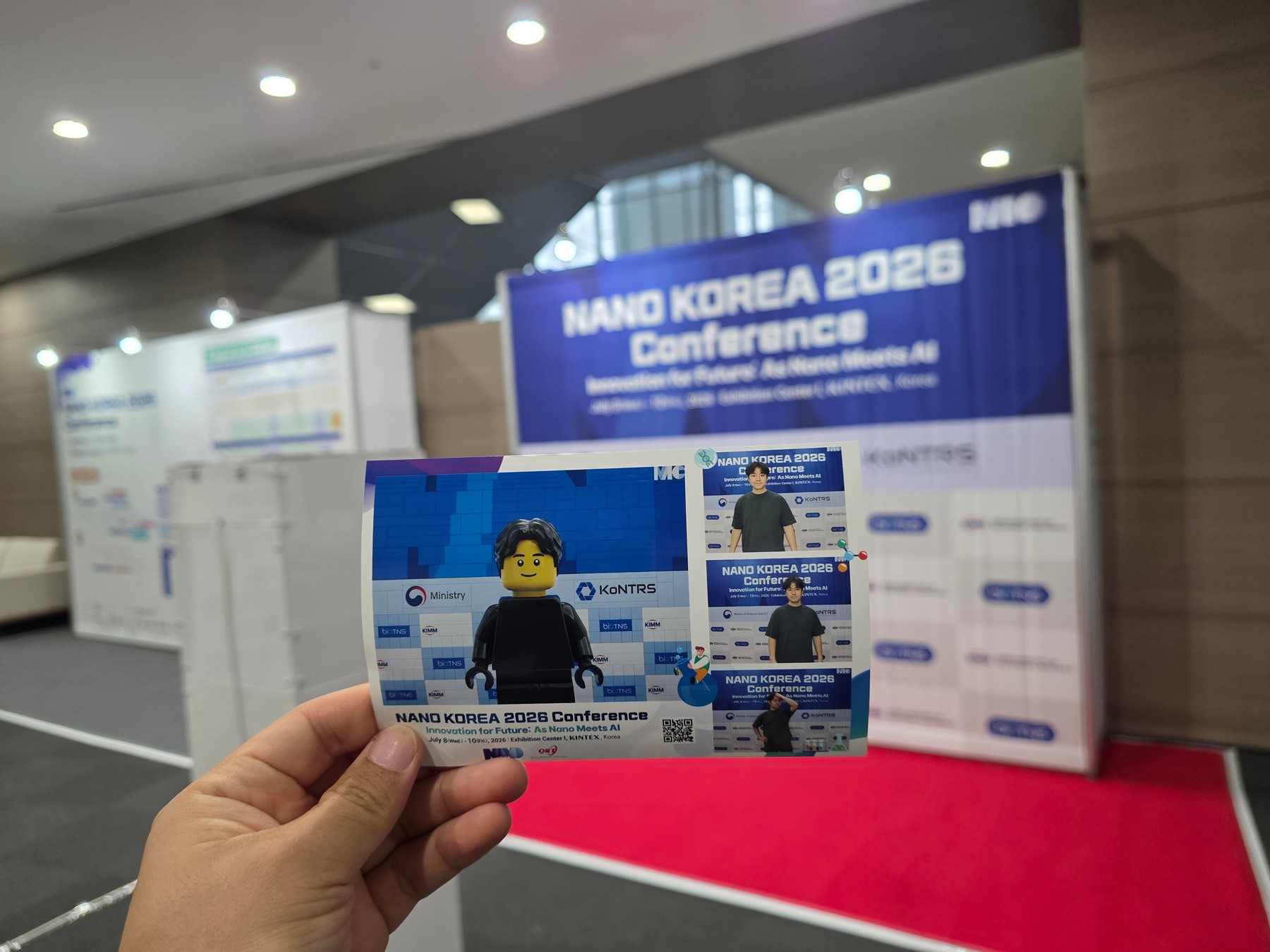 AI 캐릭터와 촬영 사진이 함께 담긴 NANO KOREA 실물 인화지